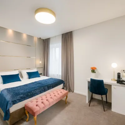 Flos Luxury Rooms Отели рядом со станцией 21000