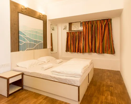 Hostel Mantra โรงแรมใกล้หาดอักษา