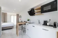 V Luxury Suites Hotel di Perama