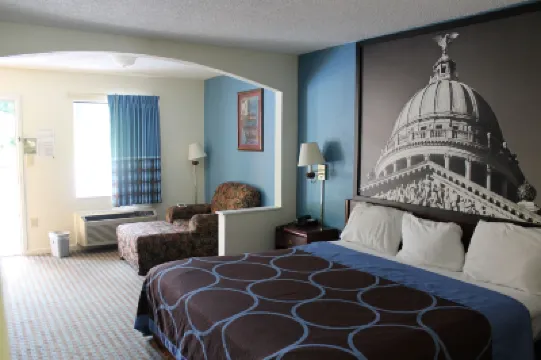 Howard Johnson by Wyndham Vicksburg Hotels near Lower Mississippi River Museum