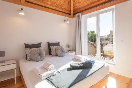 Indulge Porto Flats Отели рядом с достопримечательностью «Церковь Святого Мартина Седофейта»