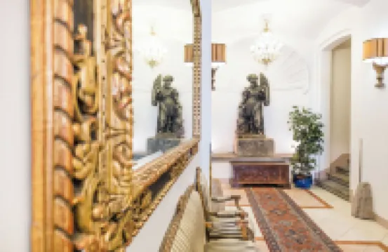 チャールズ ブリッジ パレス