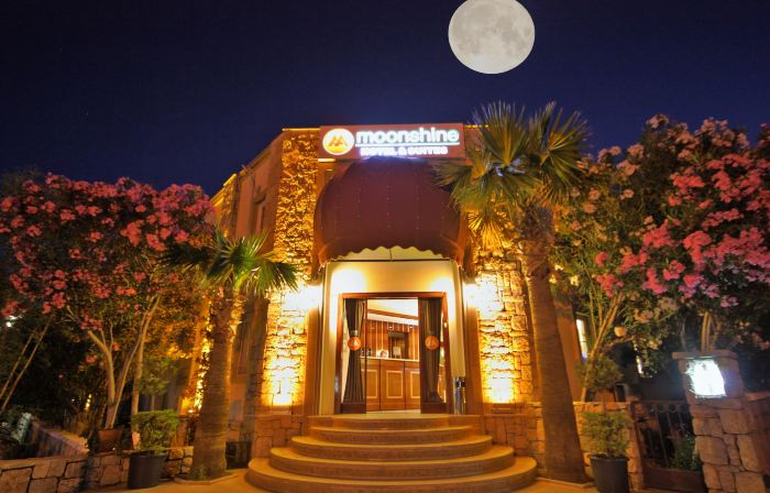 Moonshine Hotel & Suites