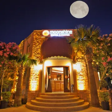 Moonshine Hotel & Suites