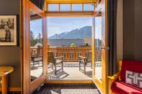 Brewster Mountain Lodge Hotels in Banff