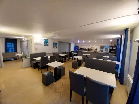 Kyriad Hôtel la Fleche Отели в г. Люше-Пренже