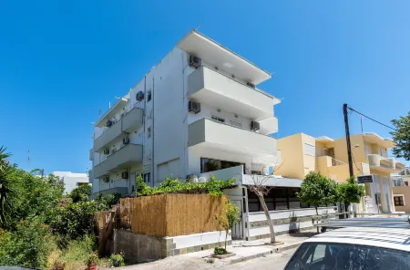 Lefka Hotel & Apartments Отели рядом с достопримечательностью «Anthony Quinn Bay»