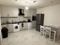 6-bed 3-bath Home - Sleeps 14 & Free Parking Hotels in Uxbridge