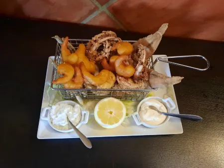 Hotel Restaurante Las Buitreras Отели рядом с достопримечательностью «Mirador El Asalto Del Cura»