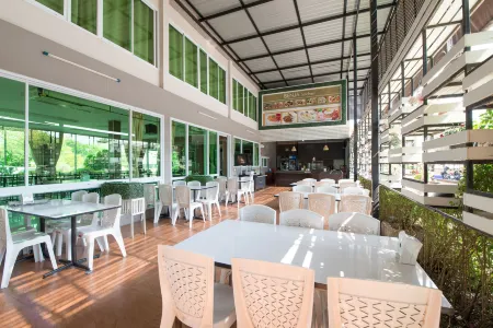 Benjatara Boutique Place Resort Отели рядом с достопримечательностью «Phra Prang Sam Yot»