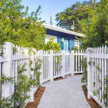 The Yellow Submarine @Sailboat Bend Hotel Exterior