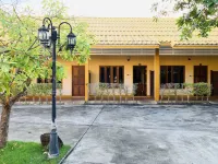 Srisupawadee Resort Отели рядом с достопримечательностью «Вагхор Бич»