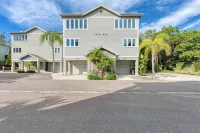 Longboat Key Cedars Beach House-Pet Friendly-2 Minute to the Beach