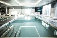 Renaissance Edmonton Airport Hotel - Pools