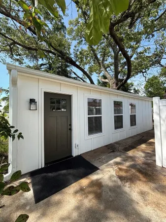 Charming luxury cottage in the heart of Boiling Springs Отели в г. Бойлинг Спрингс