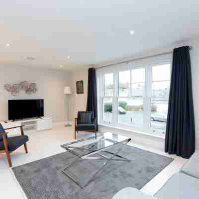 Stunning Central Windsor Town House with Parking Rooms