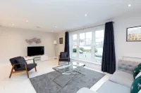 Stunning Central Windsor Town House with Parking Hotels in Old Windsor