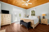Destin Beach House - Southern Comfort by Panhandle Getaways