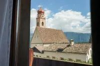 Schwarzer Adler Hotels in Gargazzone