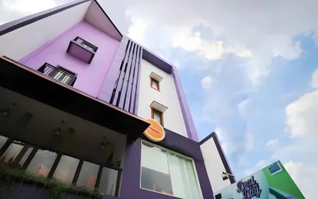 Oriza Hotel Surabaya Отели в г. Gubeng