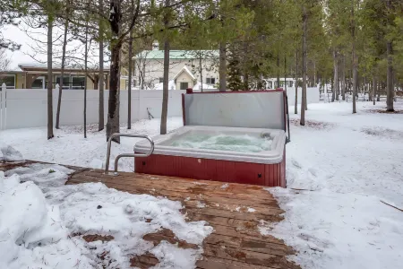 3 bed 2 bath Cabin, Pet Friendly, Hot Tub, Sunriver Home Отели в г. Три Риверс