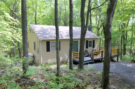 A Humble Abode - - Pet Friendly, Fire Pit, Deck, Grill, Wood Stove, Games, Wifi, 6 Acres