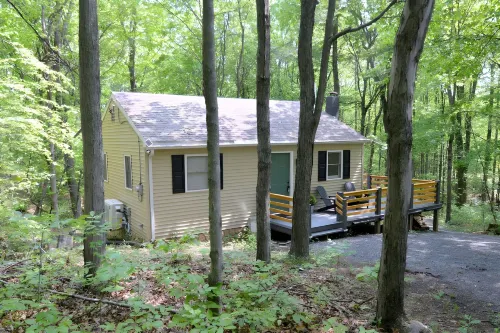 A Humble Abode - - Pet Friendly, Fire Pit, Deck, Grill, Wood Stove, Games, Wifi, 6 Acres