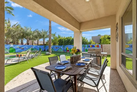 Super Mario Hideout Desert Dream Отели рядом с достопримечательностью «Indian Palms Country Club & Resort»