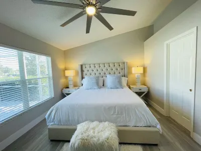 Charming 3-bedroom house with WiFi and AC in Bradenton Naughty Monk Brewery附近的飯店