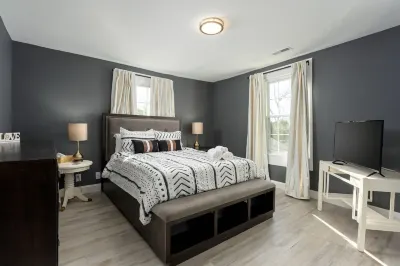 Walkable Large Downtown ILM Cargo District Hotels near One Tree Hill: TRIC