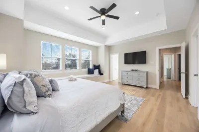Centrally located-New Construction-Luxury Houston Home Hotels in North Houston