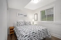 "Let it B" Luxury lake home in South Haven MI. Just steps to N beach. Sleeps 8.