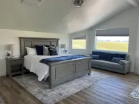 Private Hot Tub and P-Ball/B-Ball Court! Ideal Beach Access, and Golf Nearby!