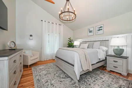 LUXE, LKN DEEP WATER, VIEWS, HOT TUB, GAME ROOM