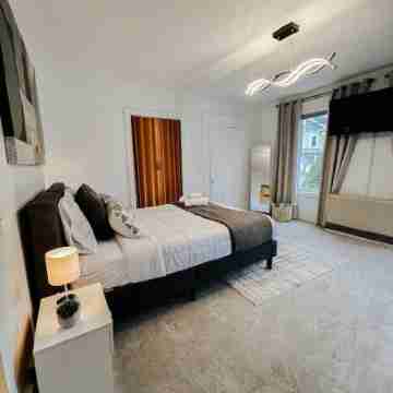 10 Min Walk to Lake + HOT TUB Rooms