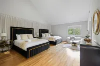 Private Pool, Hot Tub and Scenic Waterfront Views - Luxurious Retreat