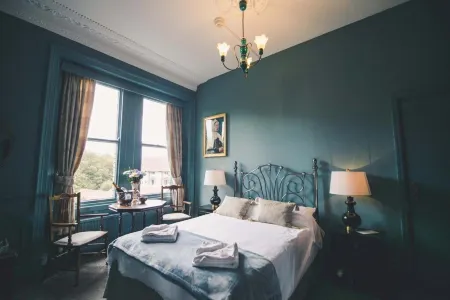 Glendale Hotel Отели рядом с достопримечательностью «Юниверсити Хоспитал Лландо»