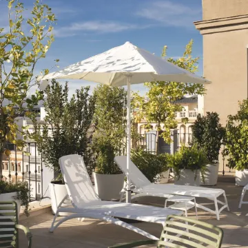 NQn Aparts & Suites Sevilla Отели рядом с достопримечательностью «Старый город»