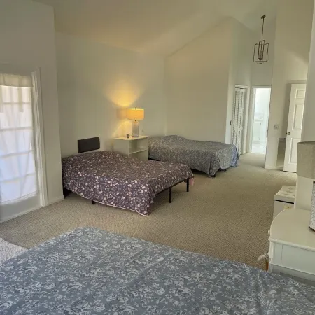 Large 6-bedroom house w/jacuzzi in lovely Monterey Park Отели рядом с достопримечательностью «Монтерей Парк Рекреэйшен»