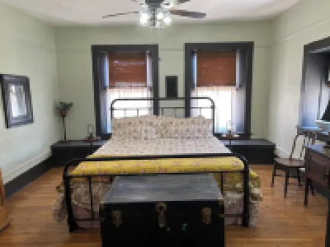 Charming 1800's fully modernized farmhouse in downtown Silver City- pet friendly