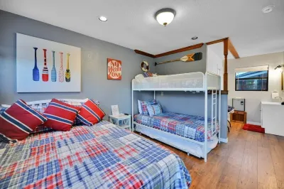 Quiet Cove Close to Open Water with new Hot Tub