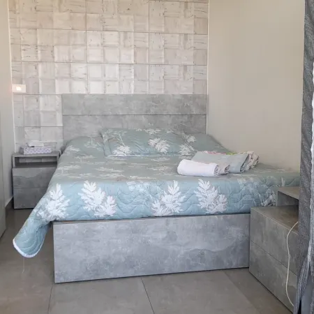 2 Bed Flat - Sleeps 6 - Pets - Pool - Parking