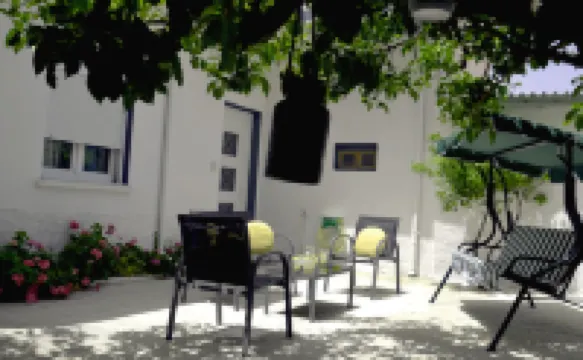 Chrismma 1-Bed Apt with Private Yard & Parking