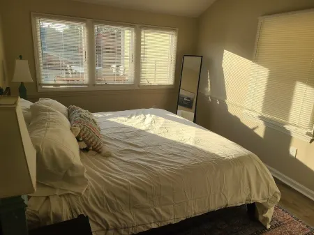 Downtown Marblehead 2brm/1.5bath w/ deck Отели в г. Марблхед