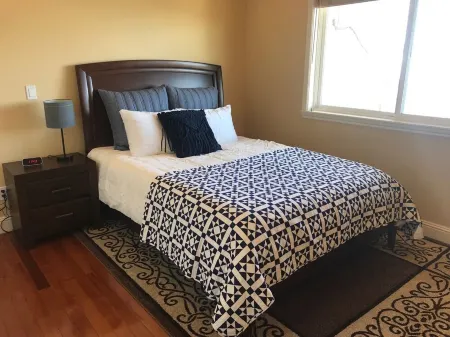 BRAND NEW - ENTIRE FLOOR w/ OCEAN Beach View and PARKING! Отели рядом с достопримечательностью «Дэвидсон, Маунт»