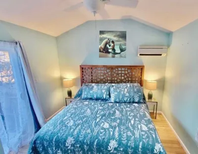 Mermaid & Mare, Downtown Retreat. Hot Tub, Firepit, fenced yard & Pet Friendly!