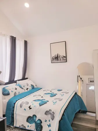 Private, Quiet, Cozy Studio Guesthouse with 75" TV WiFi etc. In Watertown.