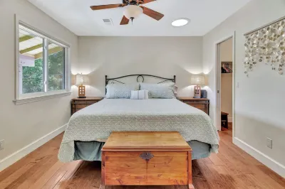 HILLSIDE HARMONY-Walk to Downtown Square 薩利納斯河附近的飯店