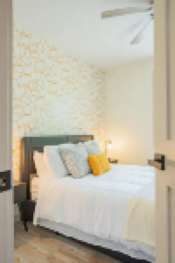 Modern Knox Guesthouse - Hot Tub/Pet Friendly/Private Patio/Grill