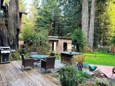 Redwoods and Waves Retreat, Hot Tub & Sauna, Pet Friendly